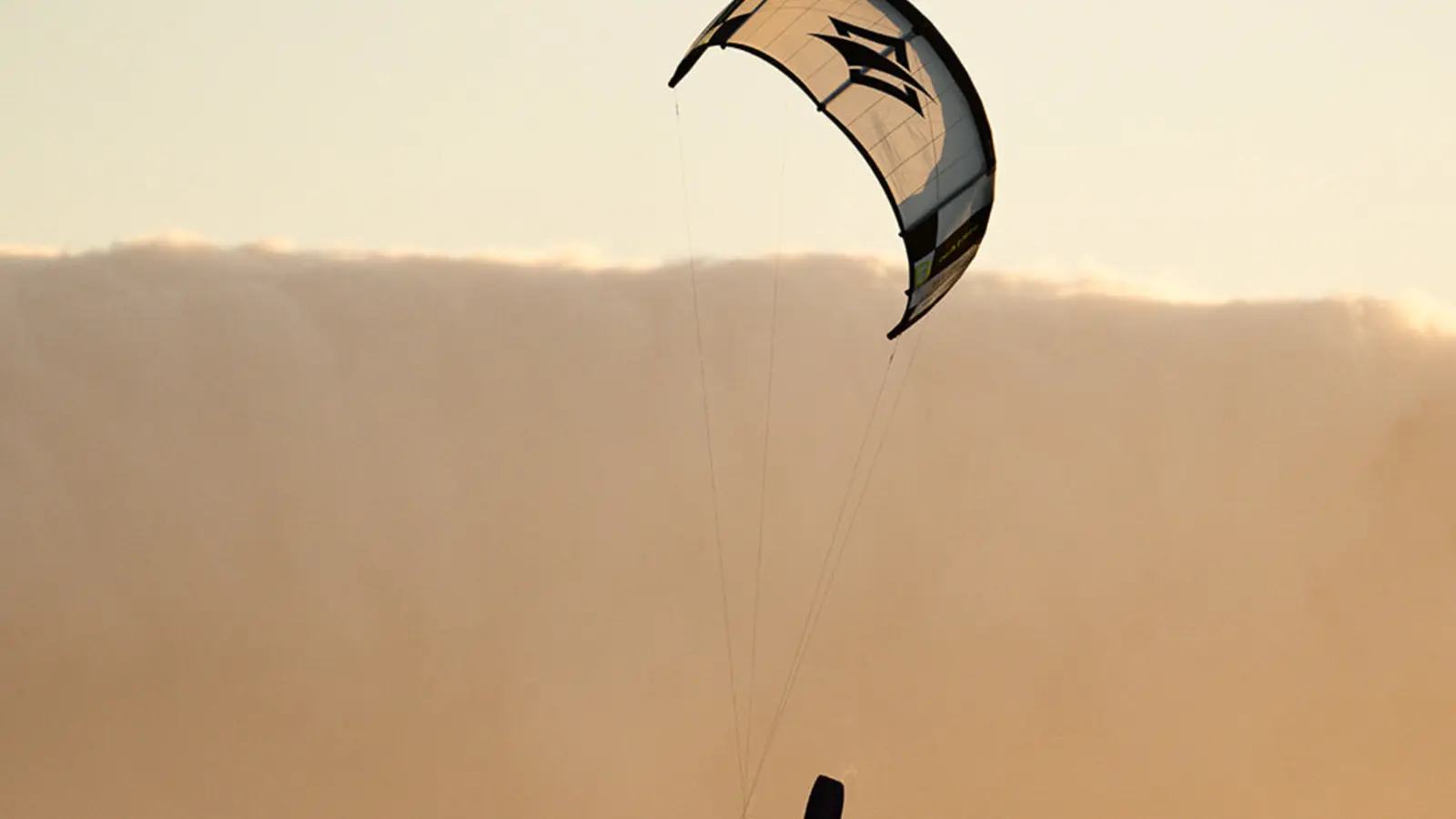 Kite Naish voando durante uma sessão de big air